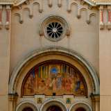 ...e gli accesi colori degli affreschi di Umberto Colonna, presenti sia nelle lunette sovrastanti i tre portali, che in una pi� grande inglobata nell�archivolto sotto il rosone. Raffigura il �Ritrovamento di Ges� nel tempio�
